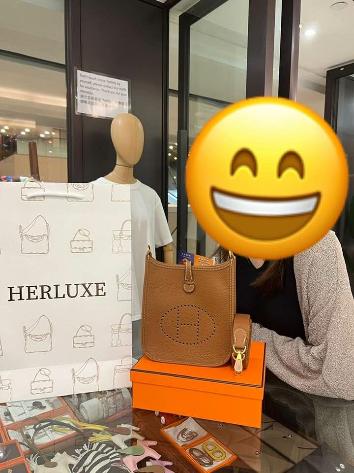 爽快靚靚線上咨詢後到店shopping🥳 一眼睇中mini E金金🐫🔑 靚靚見到HERLUXE強大的明星名人陣容👑 對購買信心十足💪 先生爽快埋單送比靚靚做生日禮物🎁 多謝你哋嘅支持與信任🫶