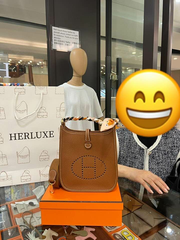 爽快靚靚walk in到店買咗mini E金金🐫🔑 配埋Twilly🎀 靚靚鐘意HERLUXE有店鋪 有現貨🏆 可以放心購買👏 多謝你嘅支持與信任🫶