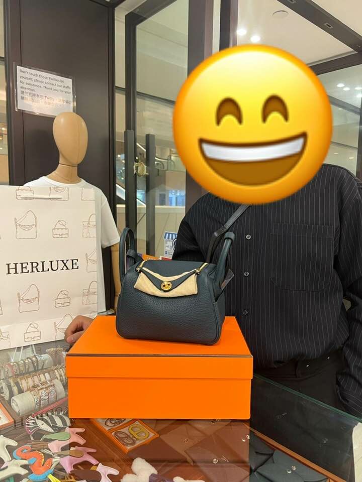 HERLUXE 為你見證傳達親情🥰💞 深感榮幸和使命感📸🎉 型男先生線上咨詢後即刻落單lindy mini松柏綠💚 係送比媽咪嘅禮物🎁 幸福感🈵🈵 相信你媽咪收到會開心❤️ 先生係經朋友介紹認識HERLUXE🥳 口碑相傳🏆 多謝你哋嘅支持與信任💪🫶