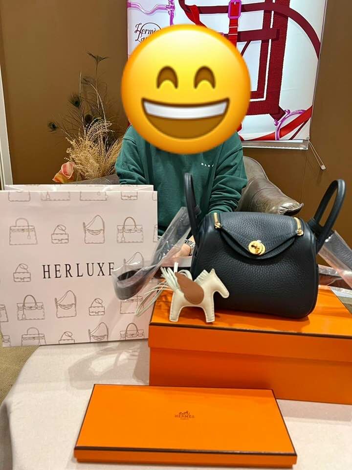 爽快靚靚來pick up Lindy mini松柏綠💚 配埋飛馬🐴 靚靚超nice❤️ 見到實物好滿意😍 非常開心抱走心頭好🤗 強勁的實力總能吸引優質客人👑 多謝你對HERLUXE嘅支持與100%信任🫶💪