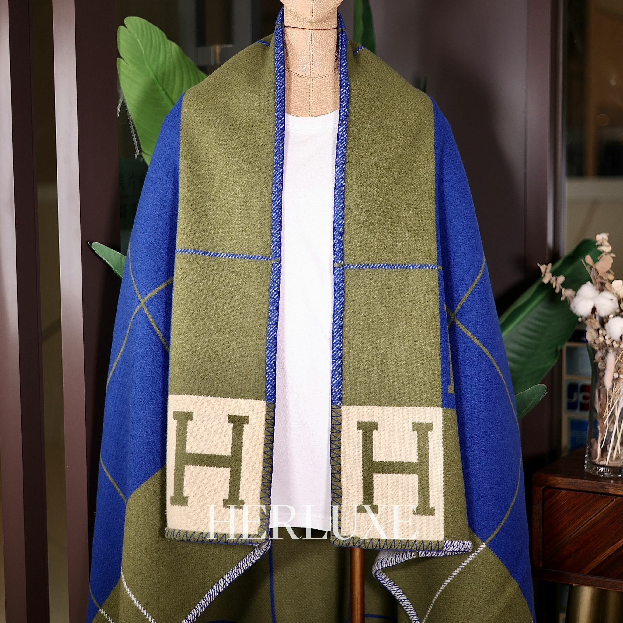 Avalon III throw blanket in jacquard woven wool & cashmere marine/kaki size 135x170cm