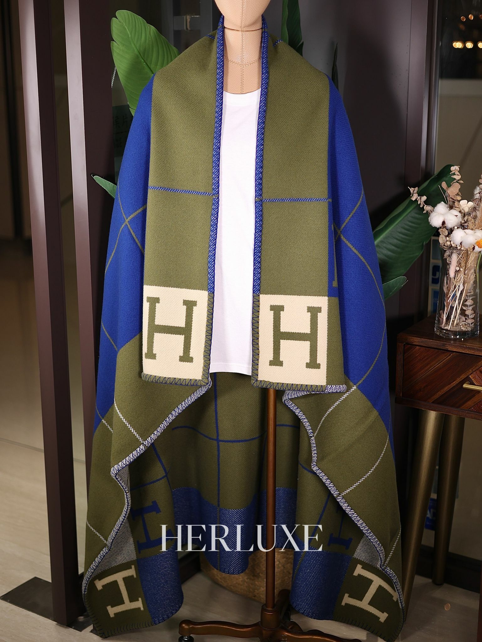 Avalon III throw blanket in jacquard woven wool & cashmere marine/kaki size 135x170cm