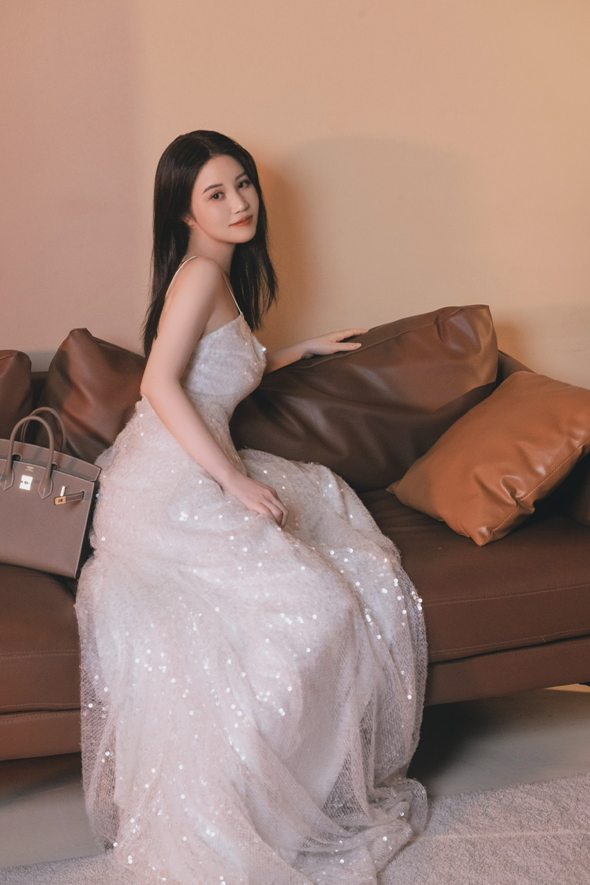 老闆盈迦 呢身仙氣飄飄長裙🧚 帶上外縫B25大象灰🐘 又是氣場王者包🏆 無論晏會活動或者日常休閑隨意搭配都高級感🈵🈵🤩