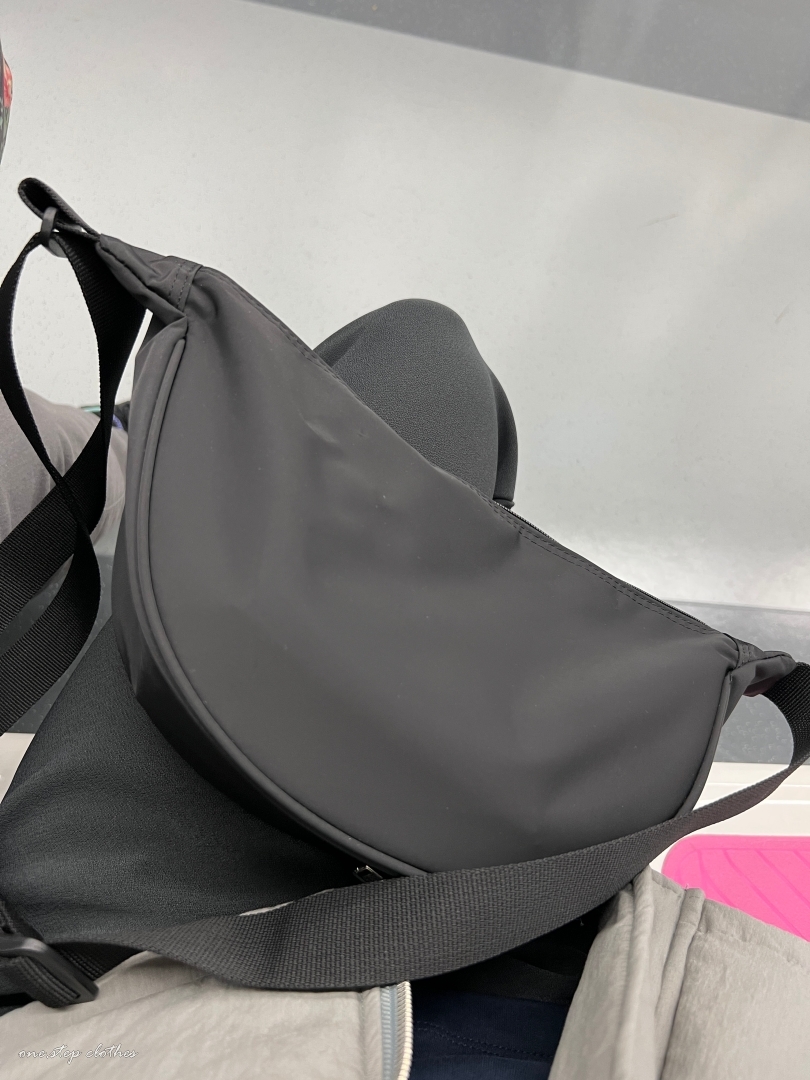 正韓輕便百搭半月尼龍斜背包