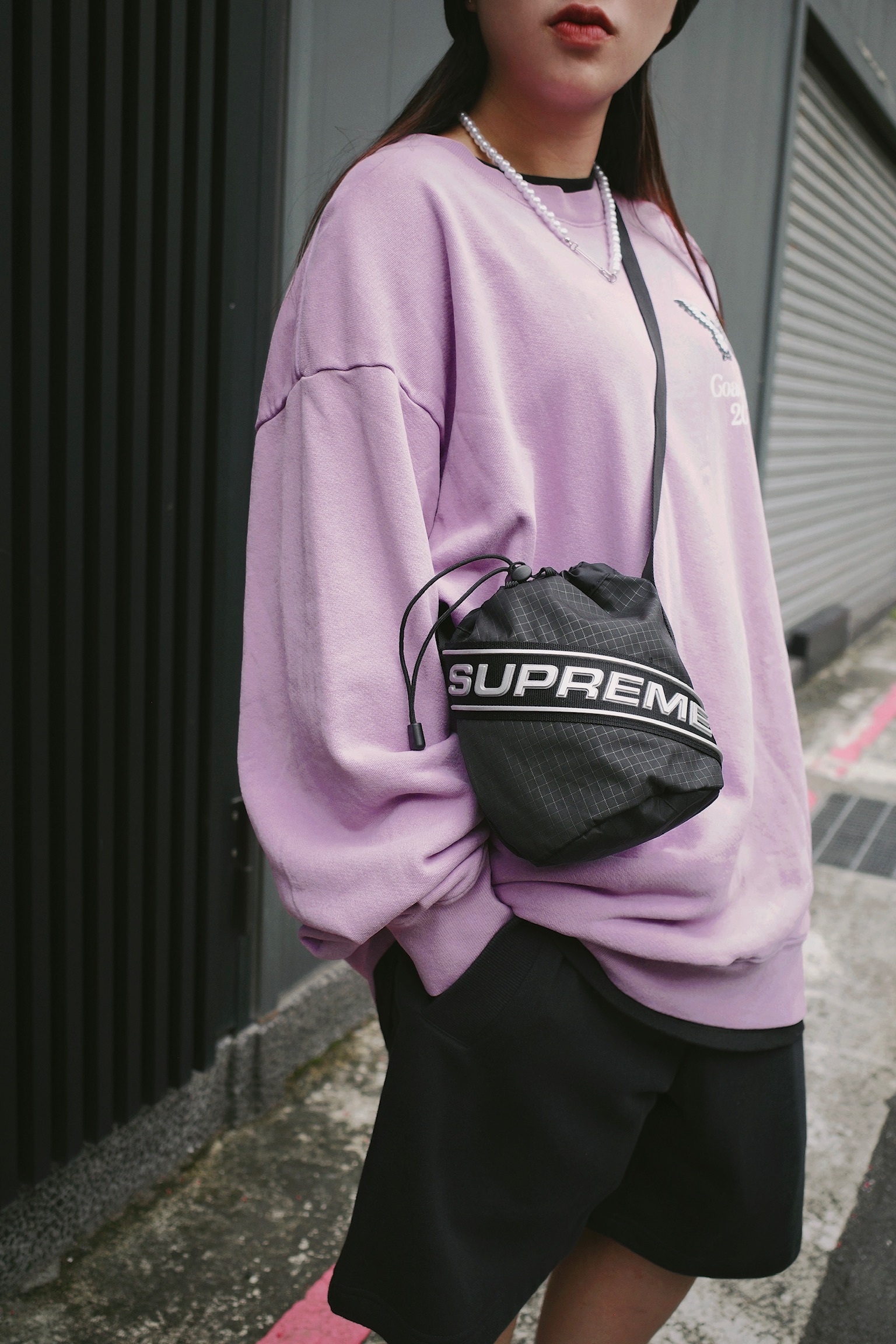 <快速出貨>Supreme FW23 硬字體銀字 LOGO 束口小肩背 黑
