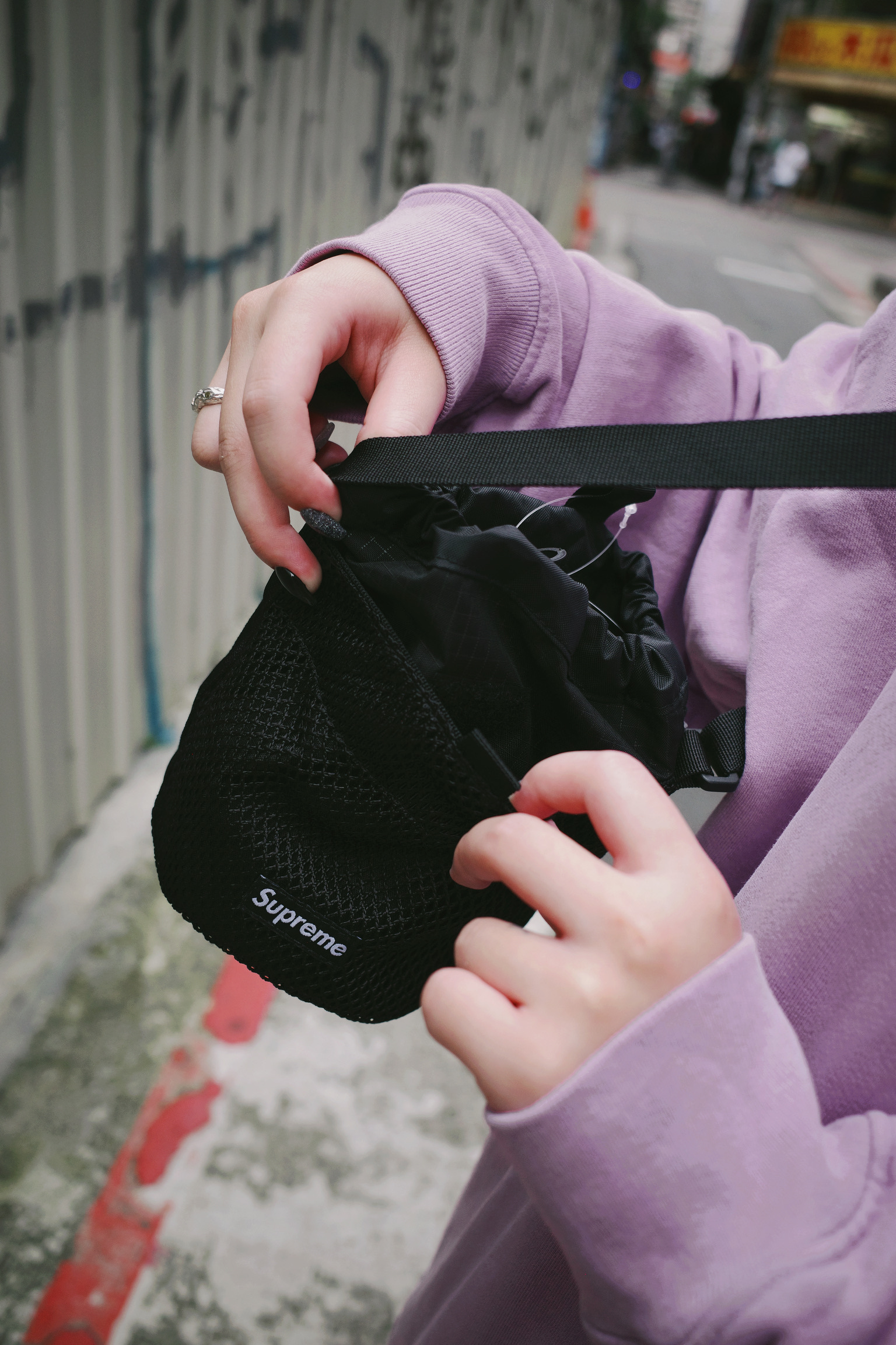 <快速出貨>Supreme FW23 硬字體銀字 LOGO 束口小肩背 黑