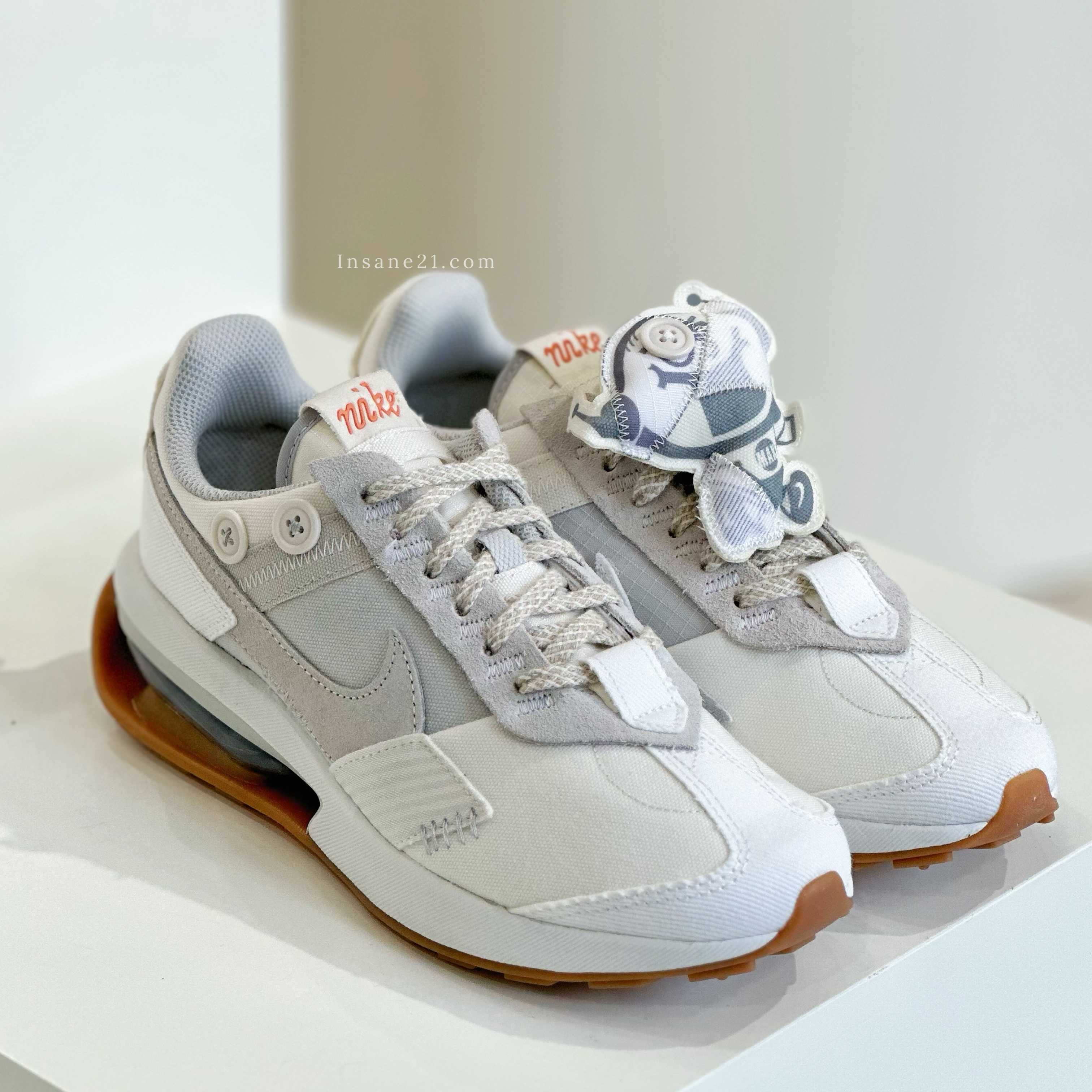 NIKE AIR MAX PRE-DAY 奶杏 灰白 玩偶 巫毒娃娃 女DR1008-011 / 男DR1007-011