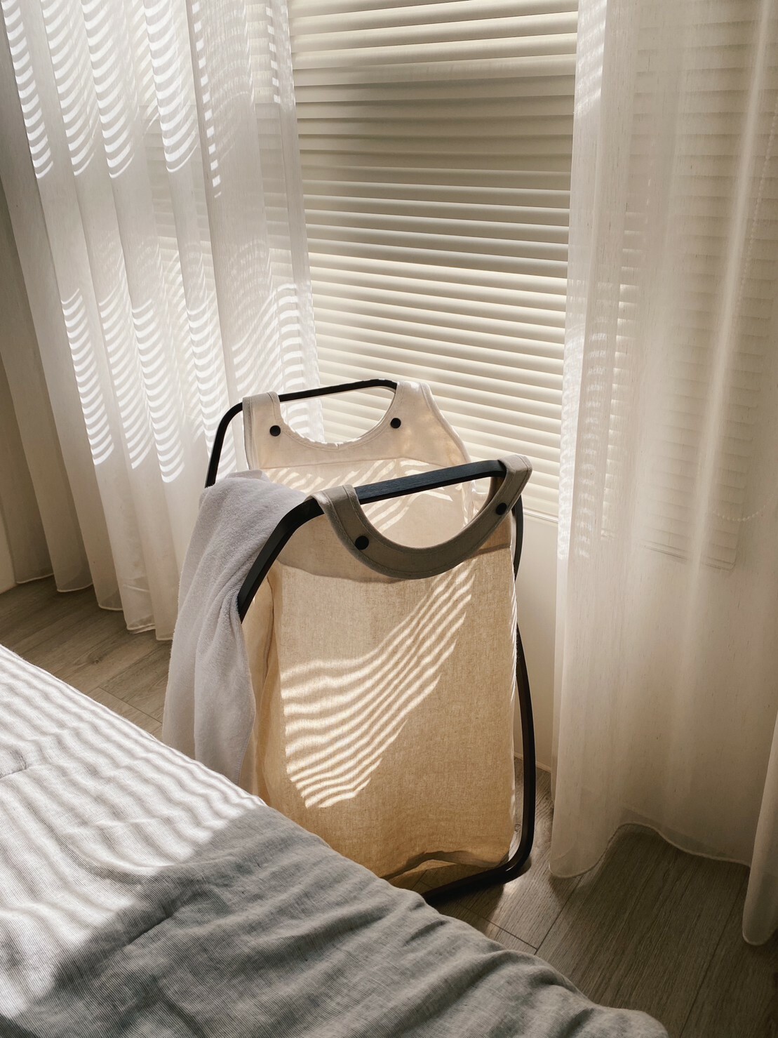 BUTTERFYL 肩背洗衣籃-棉殼白 使用在臥室