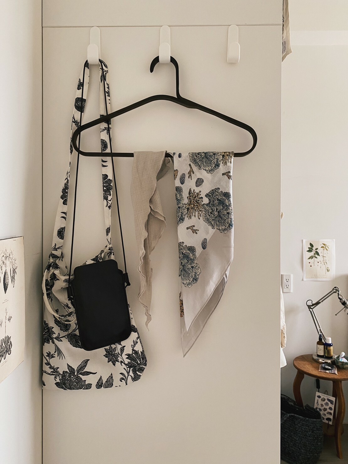 CAKON 深棕色竹衣架還可以用來吊掛絲巾和領巾