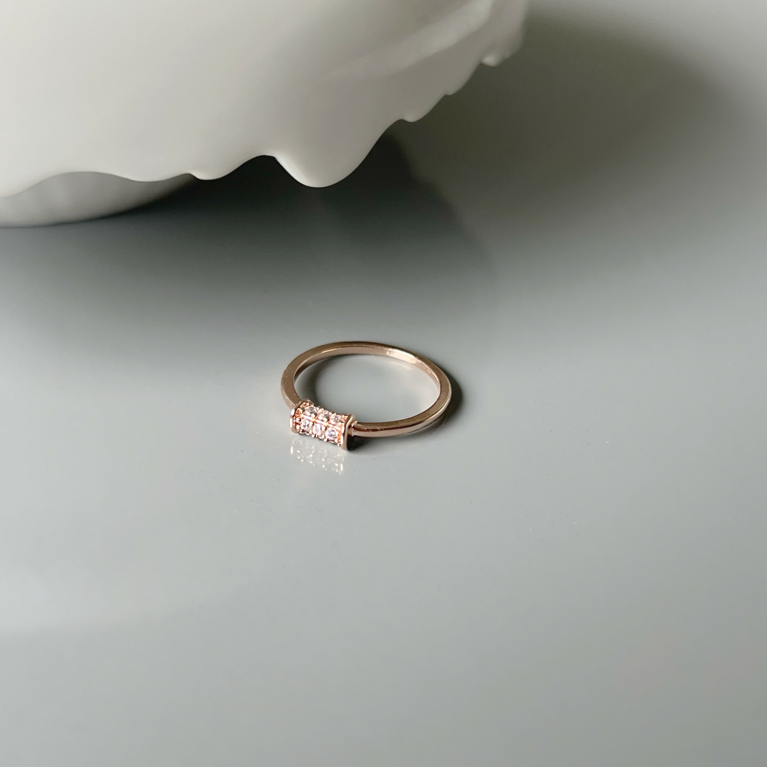 Shiny roll zircon ring