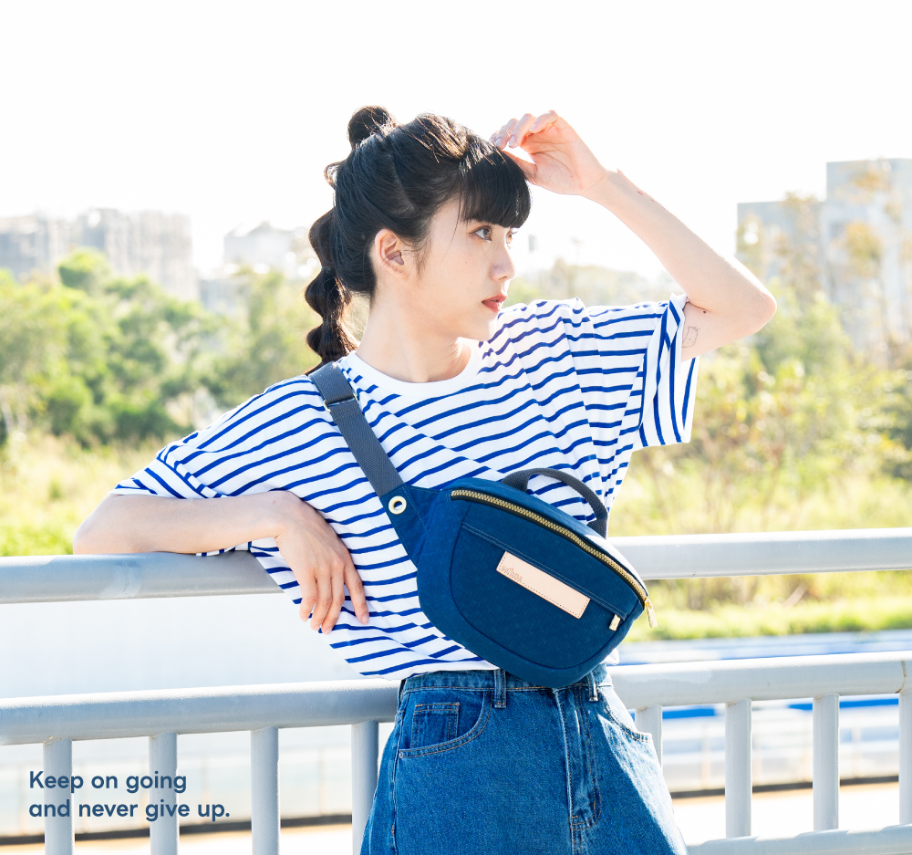 satana Soldier 趣遊走走斜背胸包 海軍藍色 SOS3080-225 斜背形象照