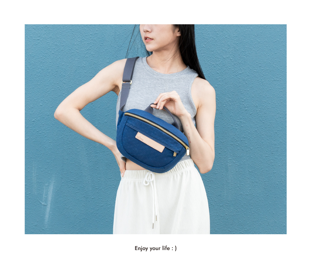 satana Soldier 趣遊走走斜背胸包 海軍藍色 SOS3080-225 肩背情境照