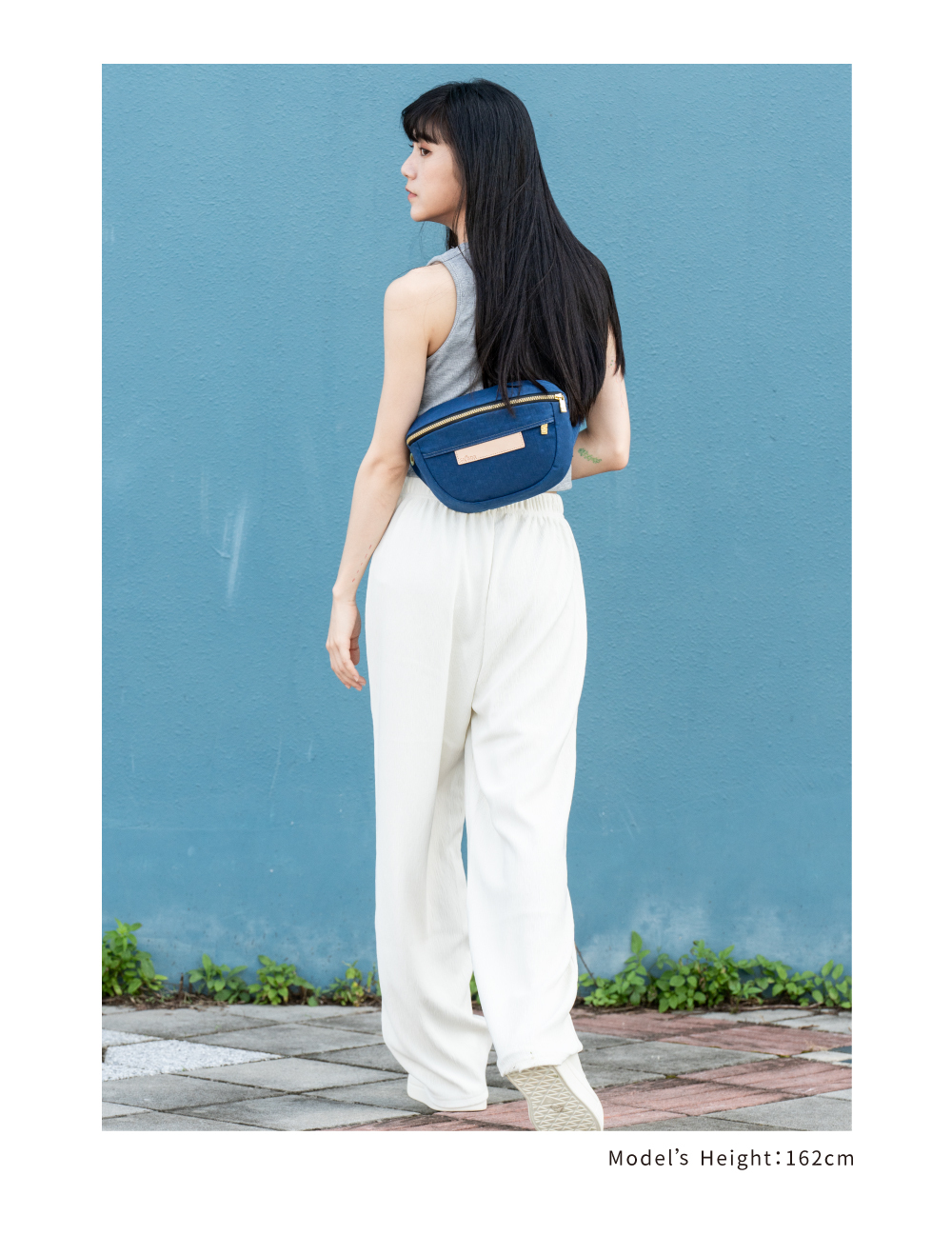 satana Soldier 趣遊走走斜背胸包 海軍藍色 SOS3080-225 身高比例照