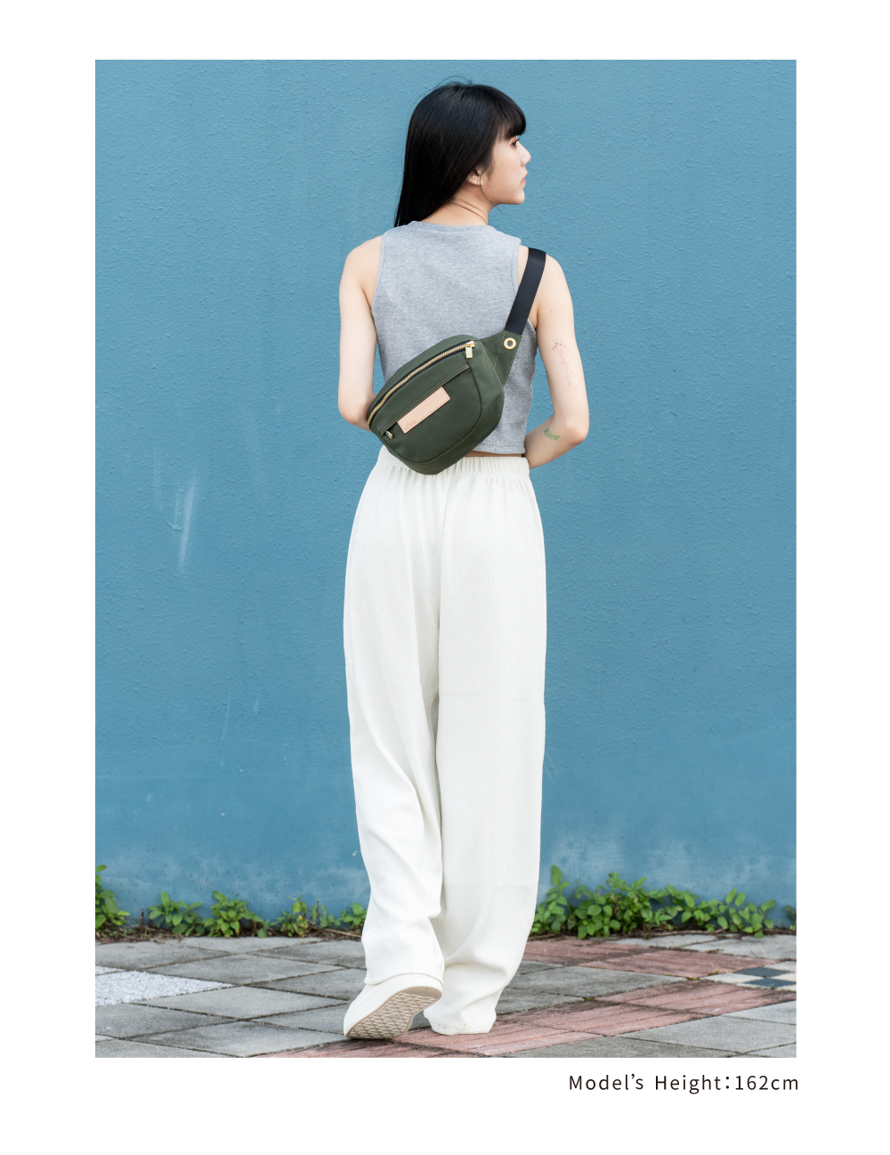 satana Soldier 趣遊走走斜背胸包 軍綠色 SOS3080-324 身高比例照