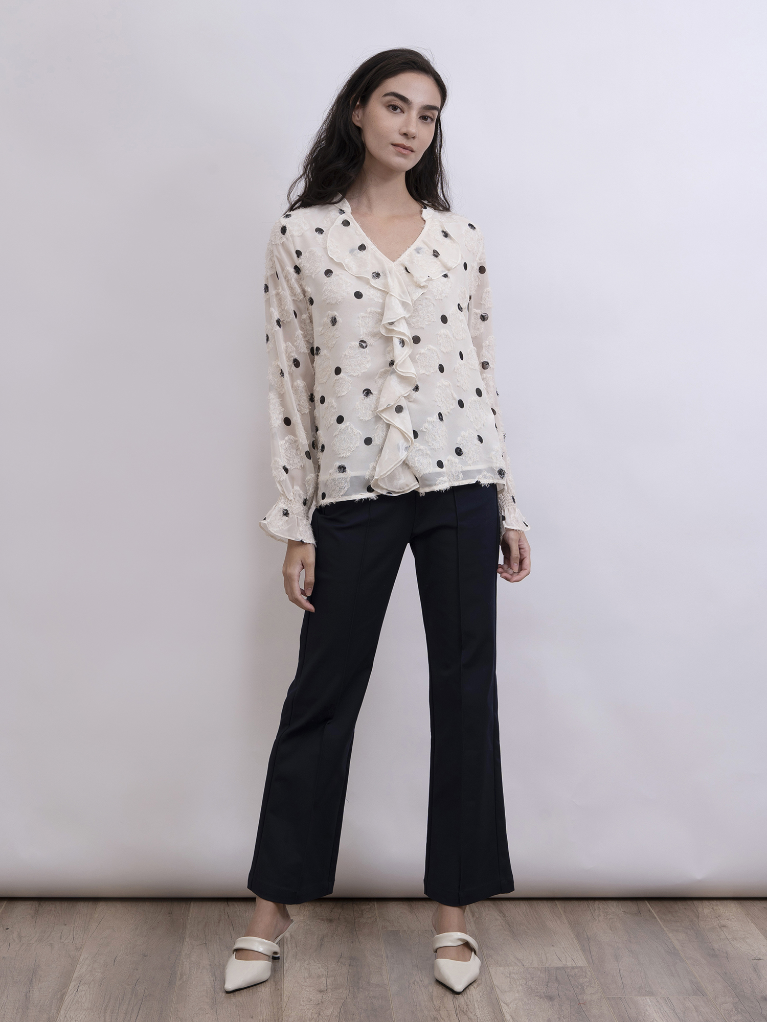 mi-tu 波點V領荷葉邊上衣