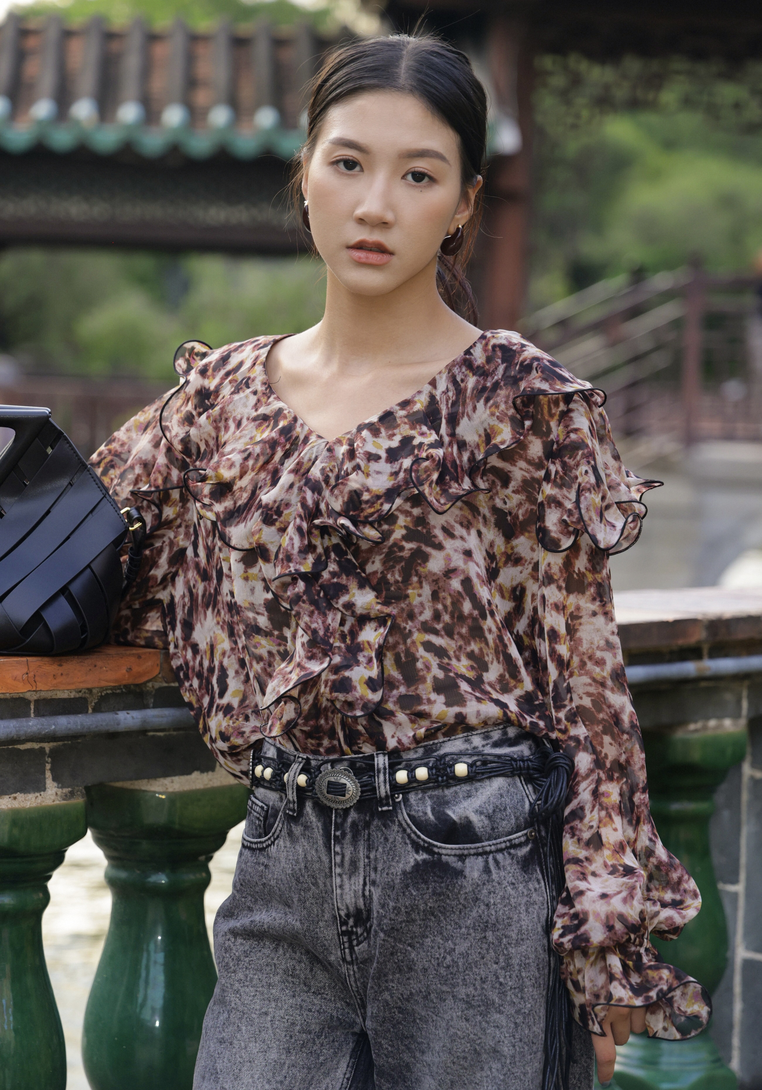 荷葉領幻彩豹紋雪紡上衣（*現貨款式）