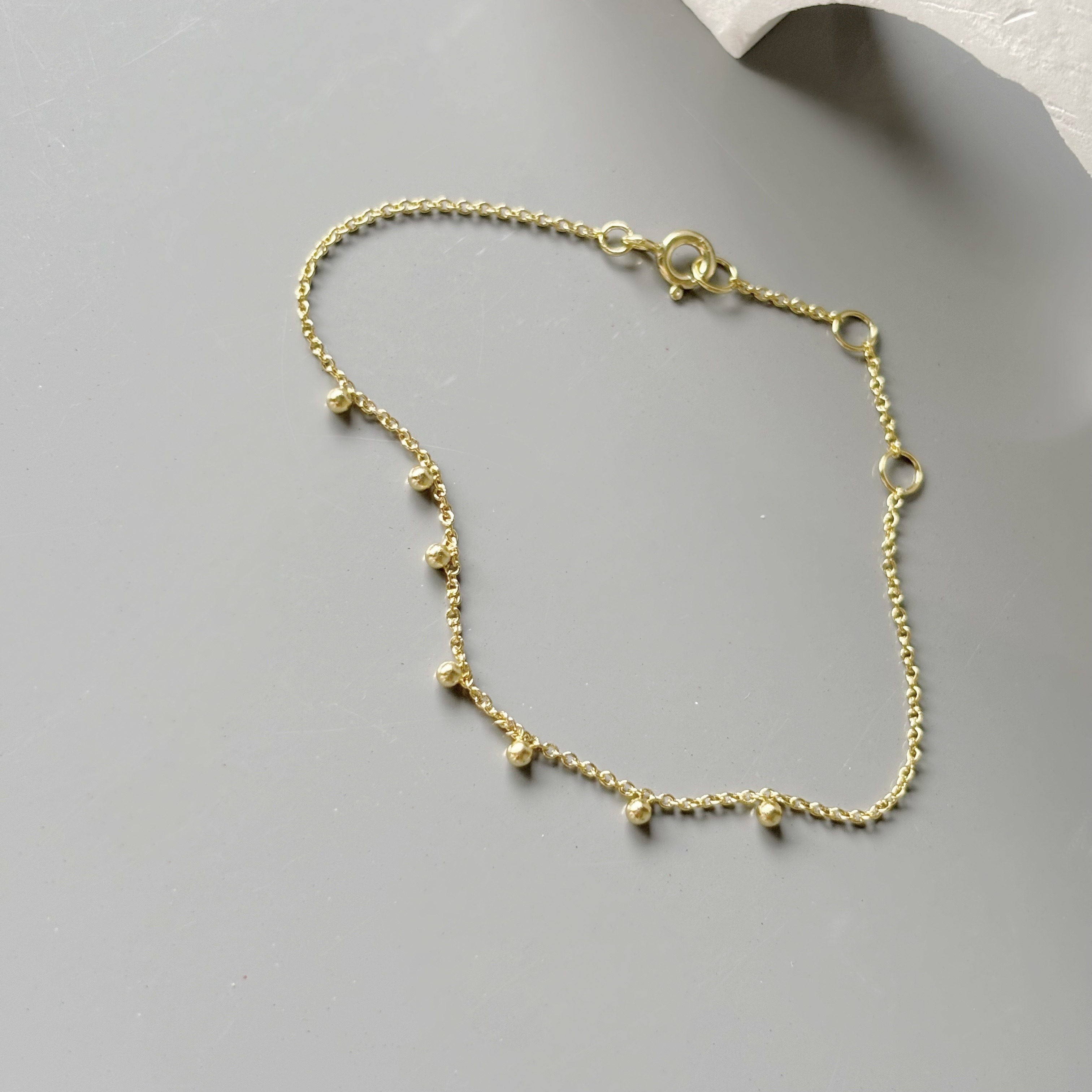 Dangling ball bracelet