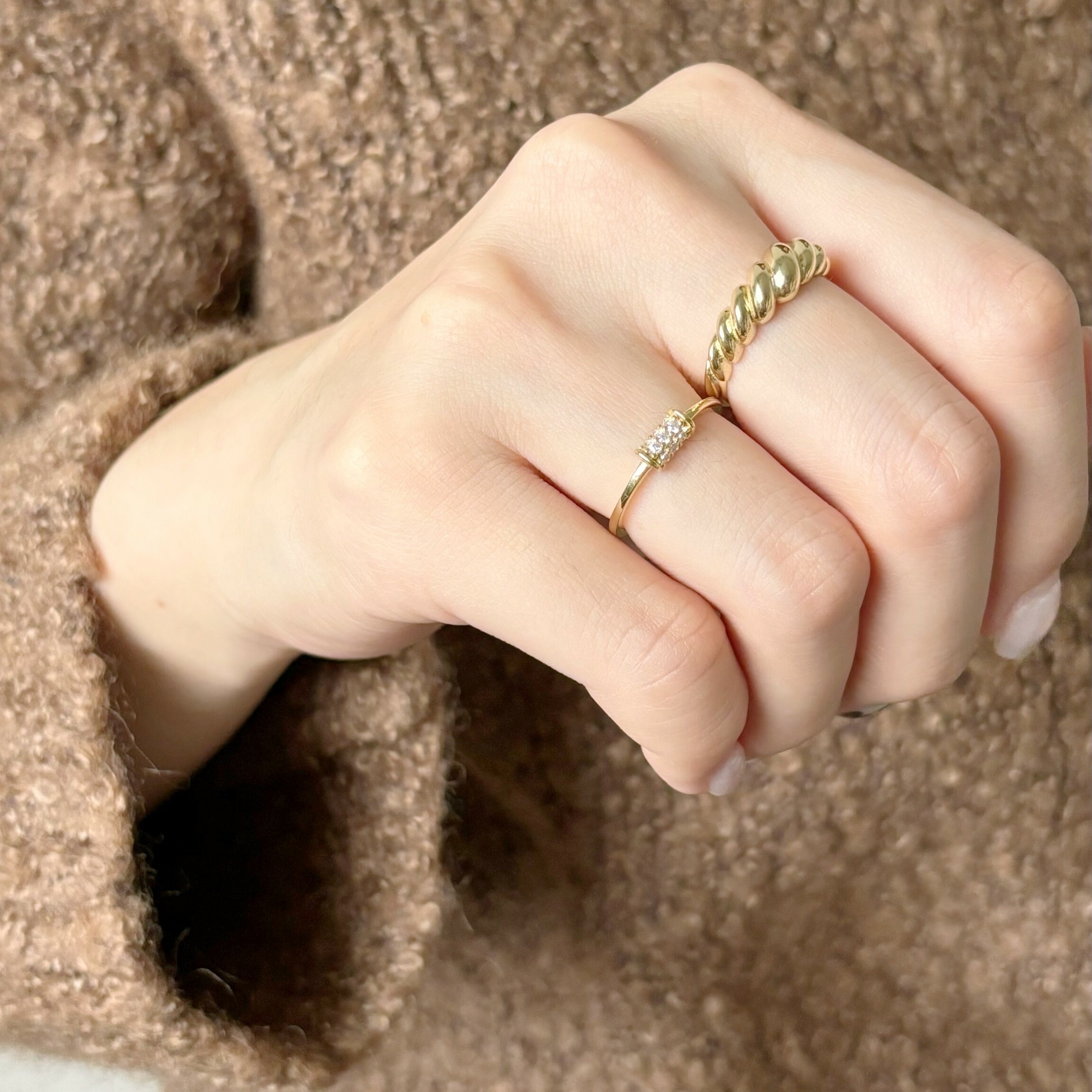 Shiny roll zircon ring