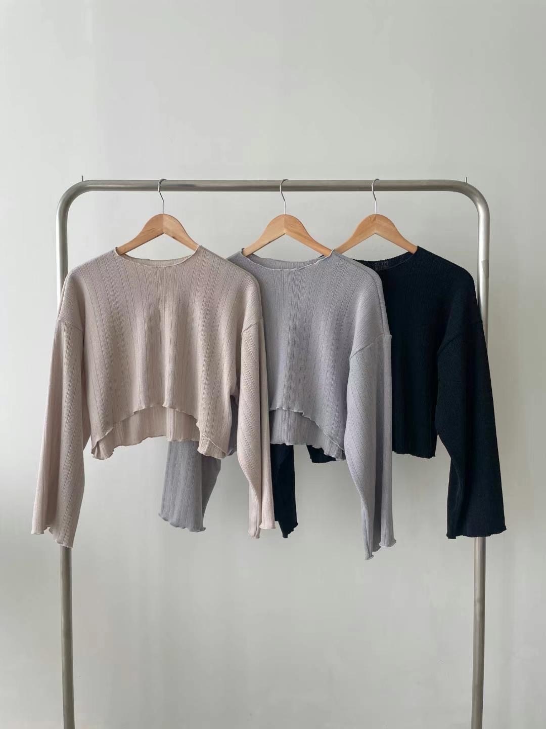 【優惠現貨】韓國暗直紋木耳邊CROP TOP（3色）