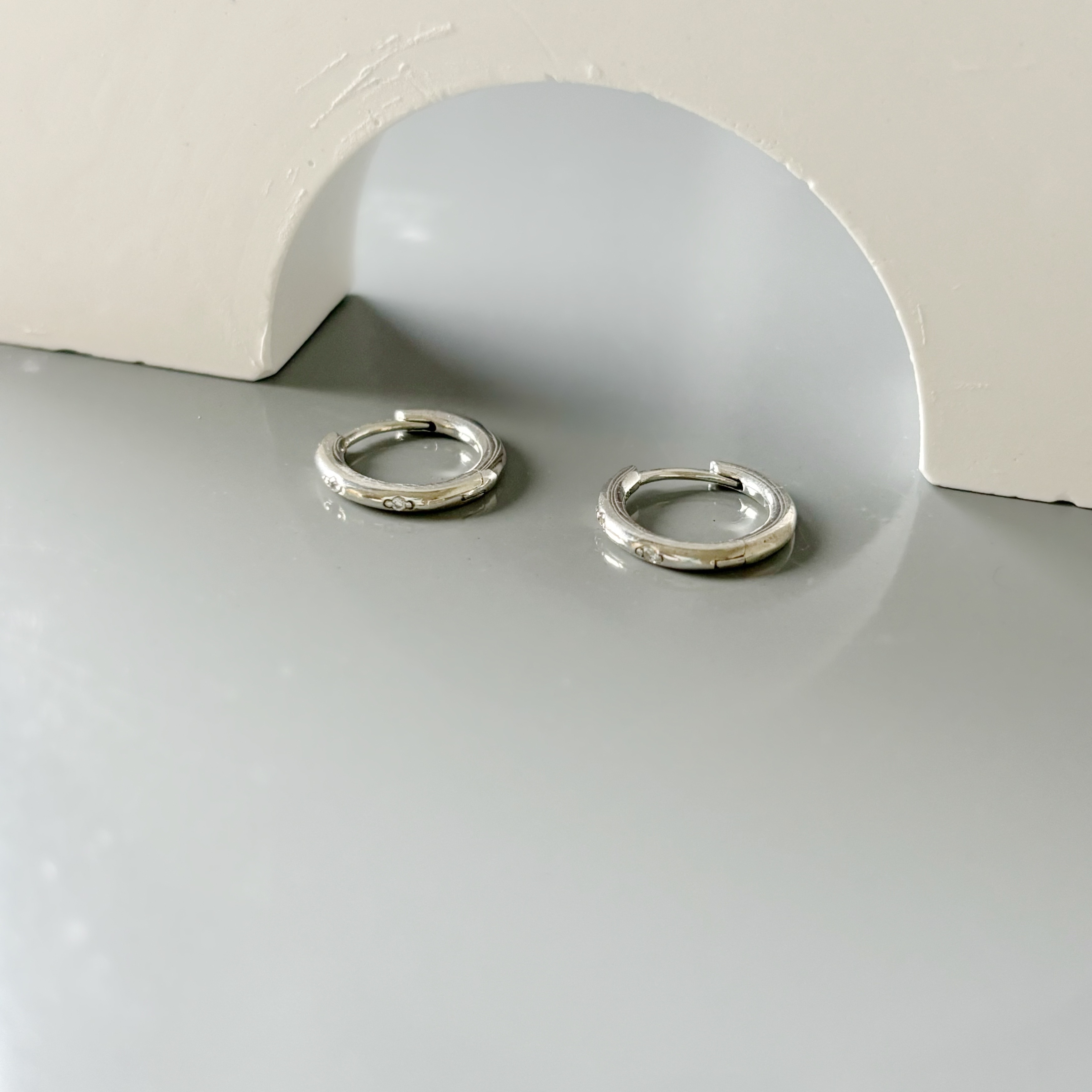 Simple zircon huggie