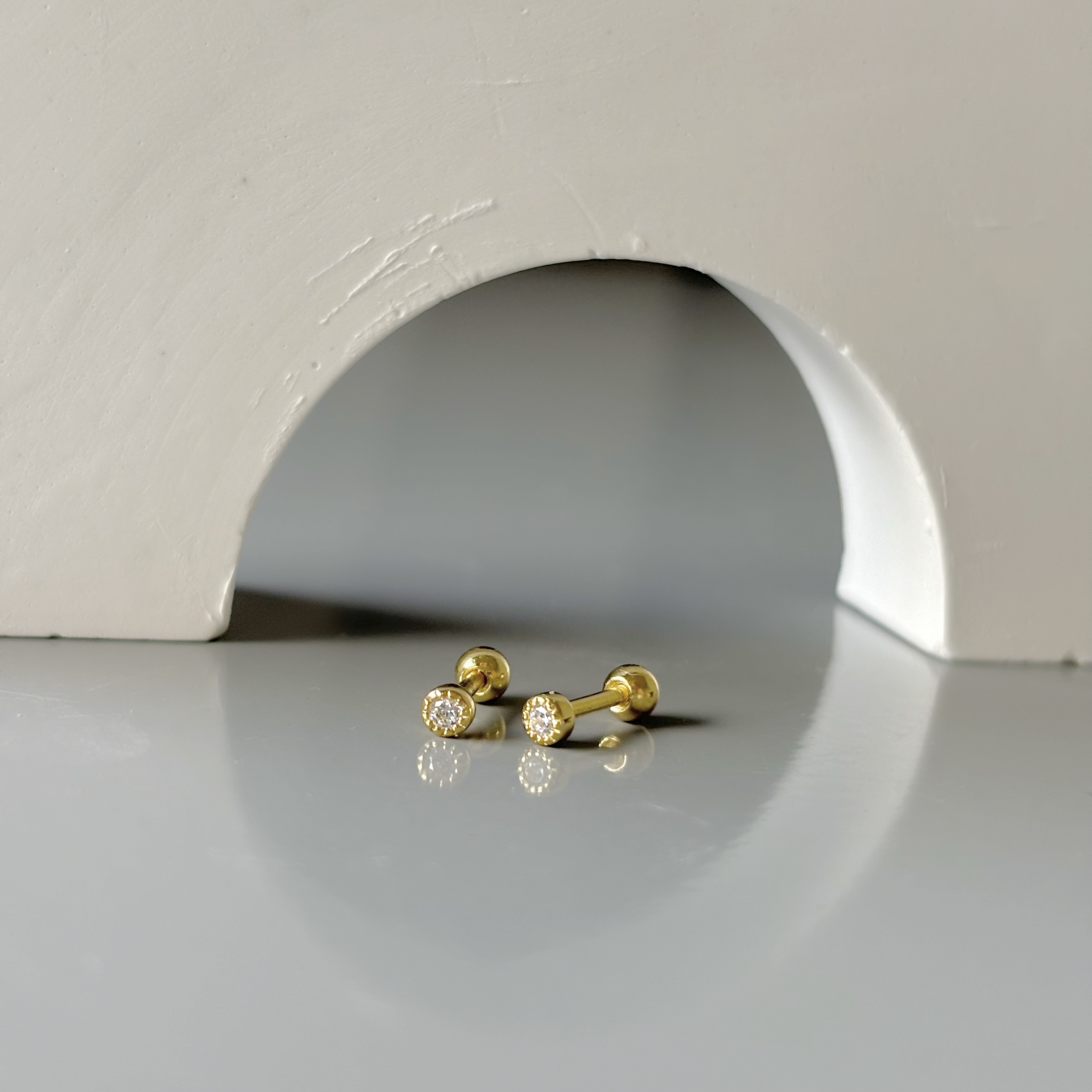 Pastry single zircon piercing