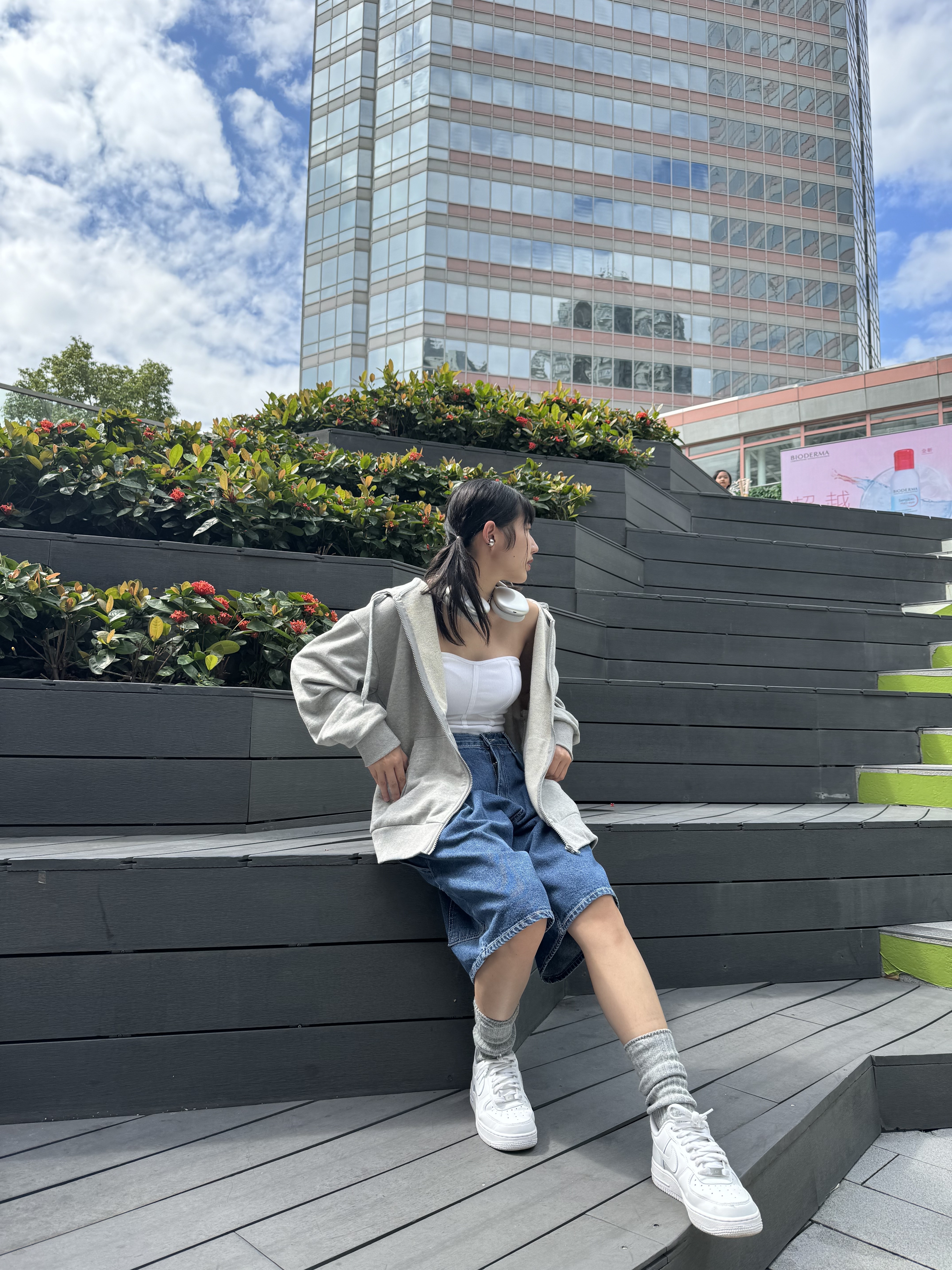 牛仔中褲配彩LOGO