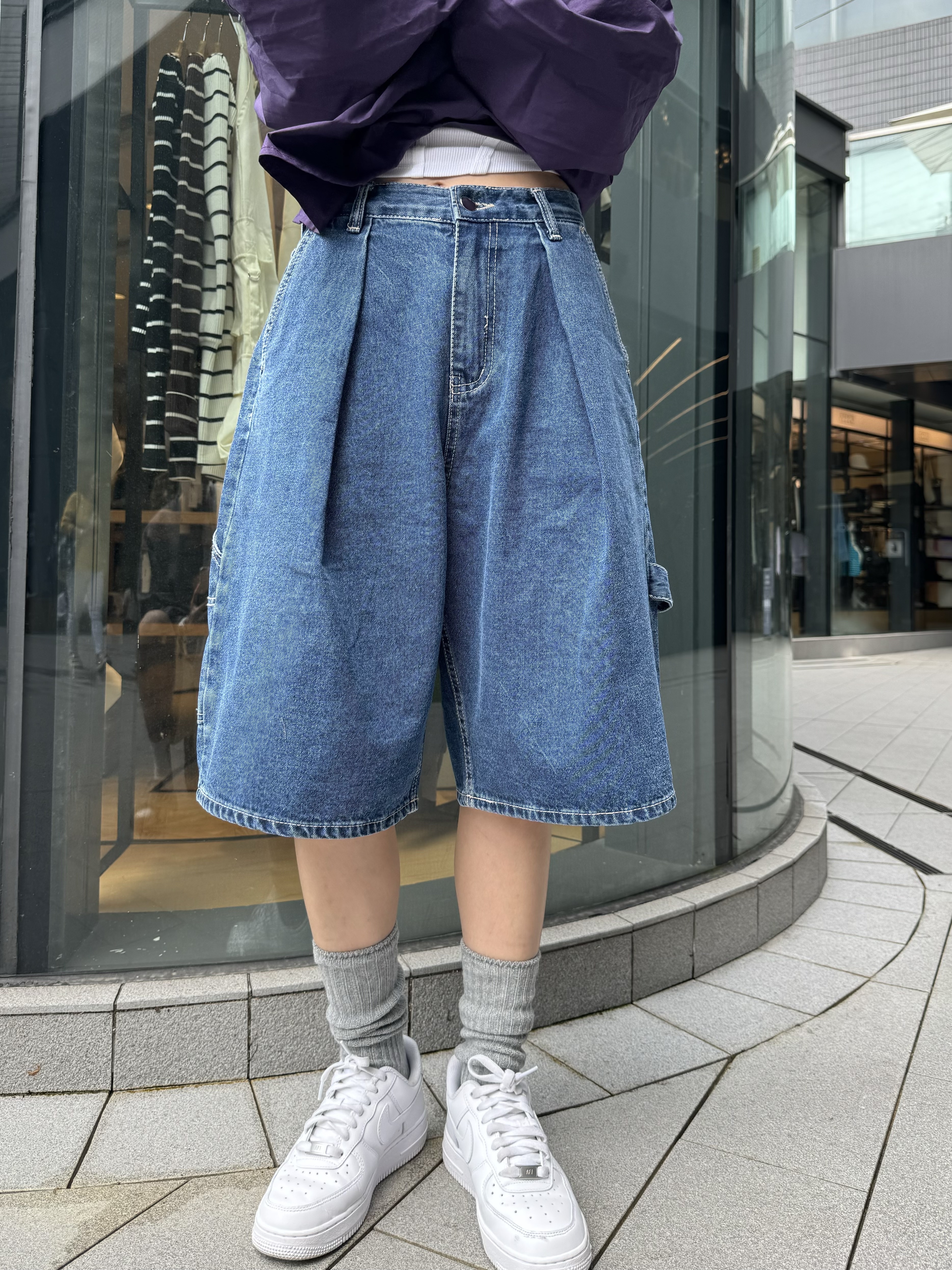 牛仔中褲配彩LOGO