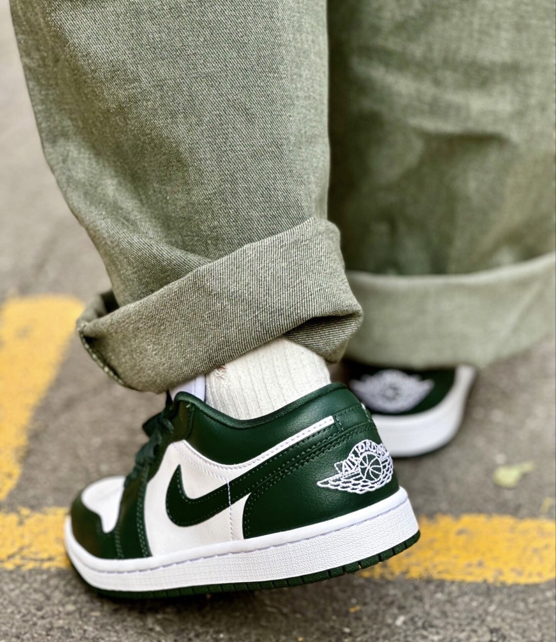 Air Jordan1 ローカット シューズ ホワイト/グリーン 楽天市場】【返品 サイズ交換 OK】 NIKE AIR JORDAN 1 MID LUCKY