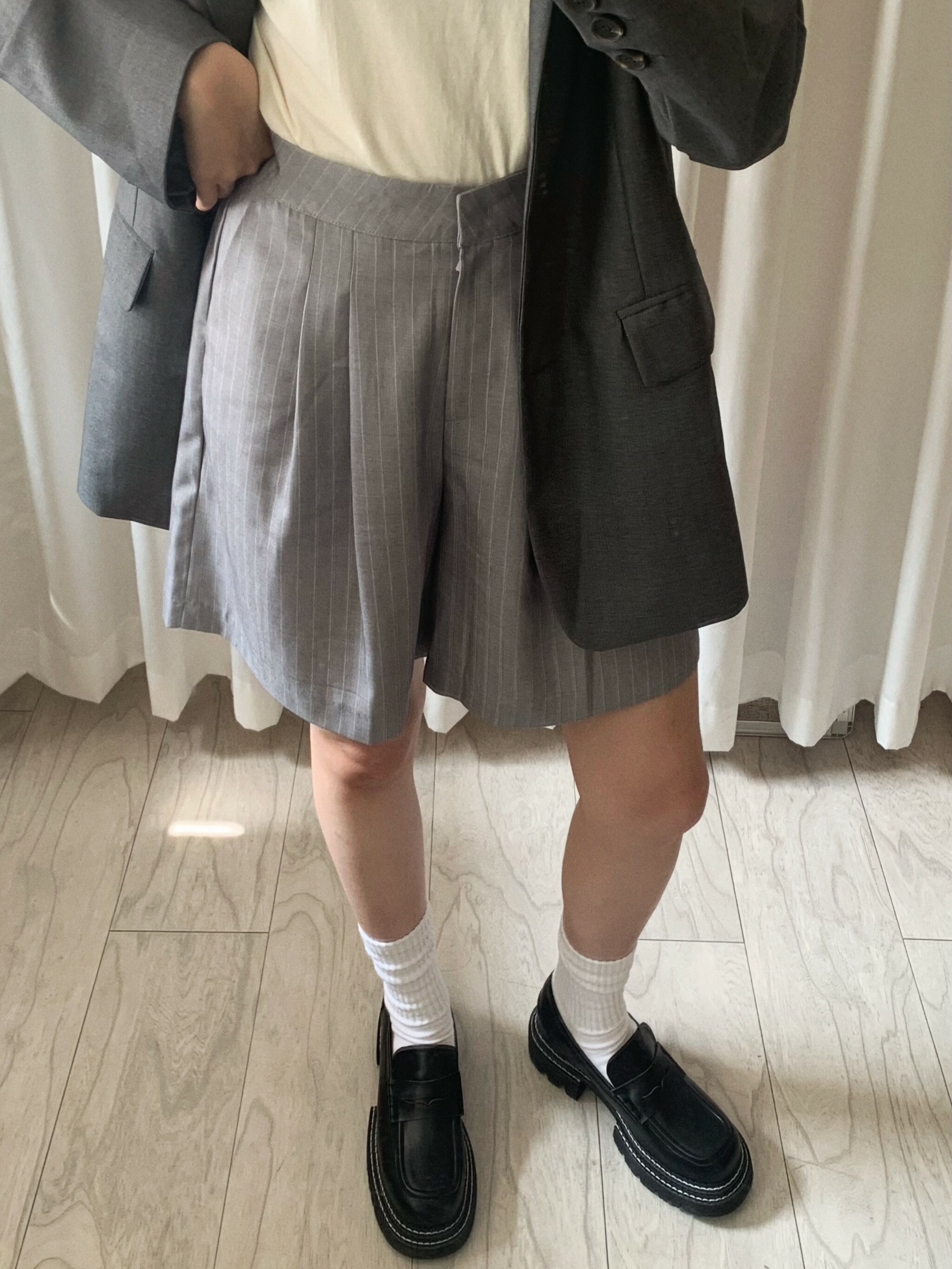 淺灰 直紋西裝短褲
