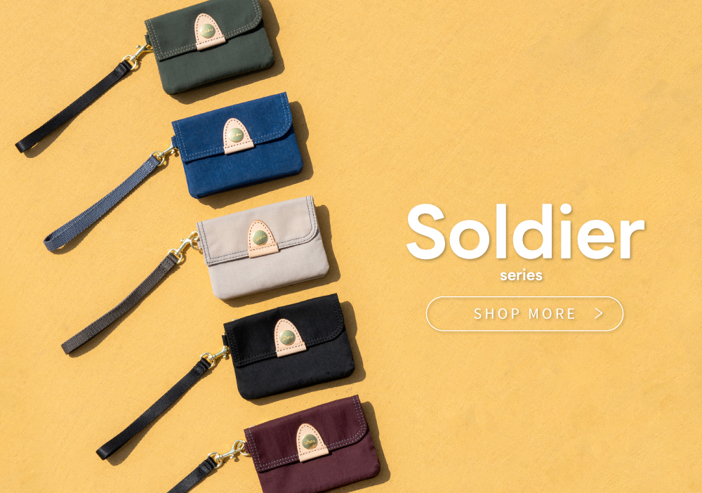 satana Soldier 趣遊拾光零錢包 栗紅色 SOS3070-632 看更多商品