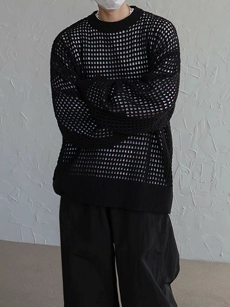 男模穿著韓國洞洞針織毛衣黑色
