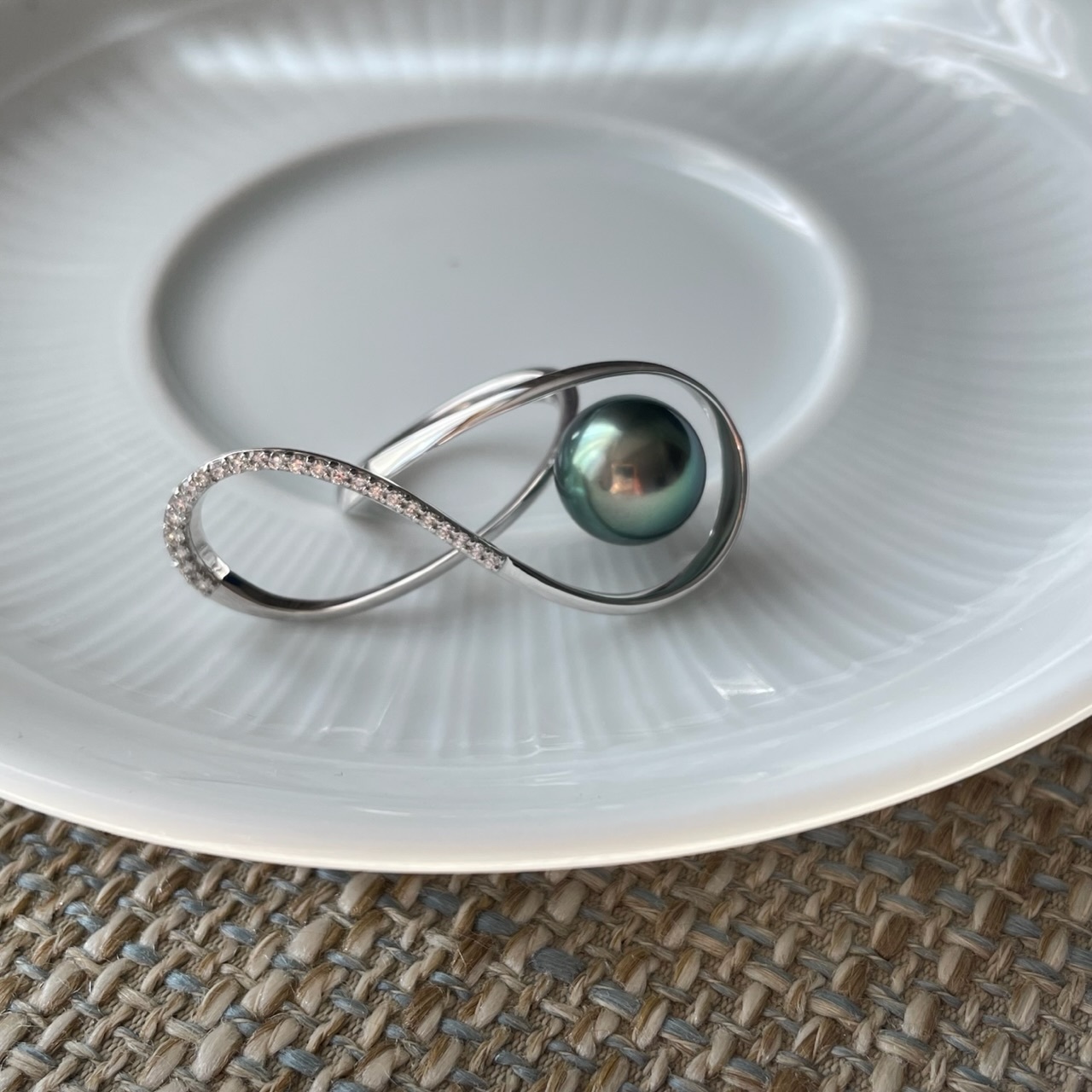 18K金大溪地黑珍珠鑽石戒指 - 無限♾️