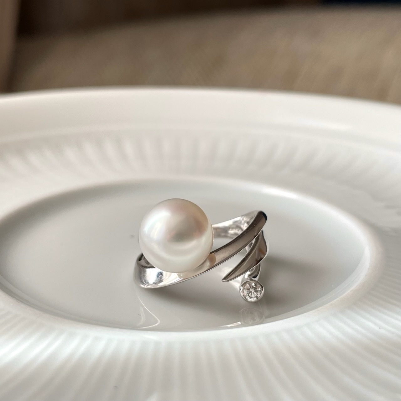 18K金澳白珍珠鑽石戒指 - 簡約律動