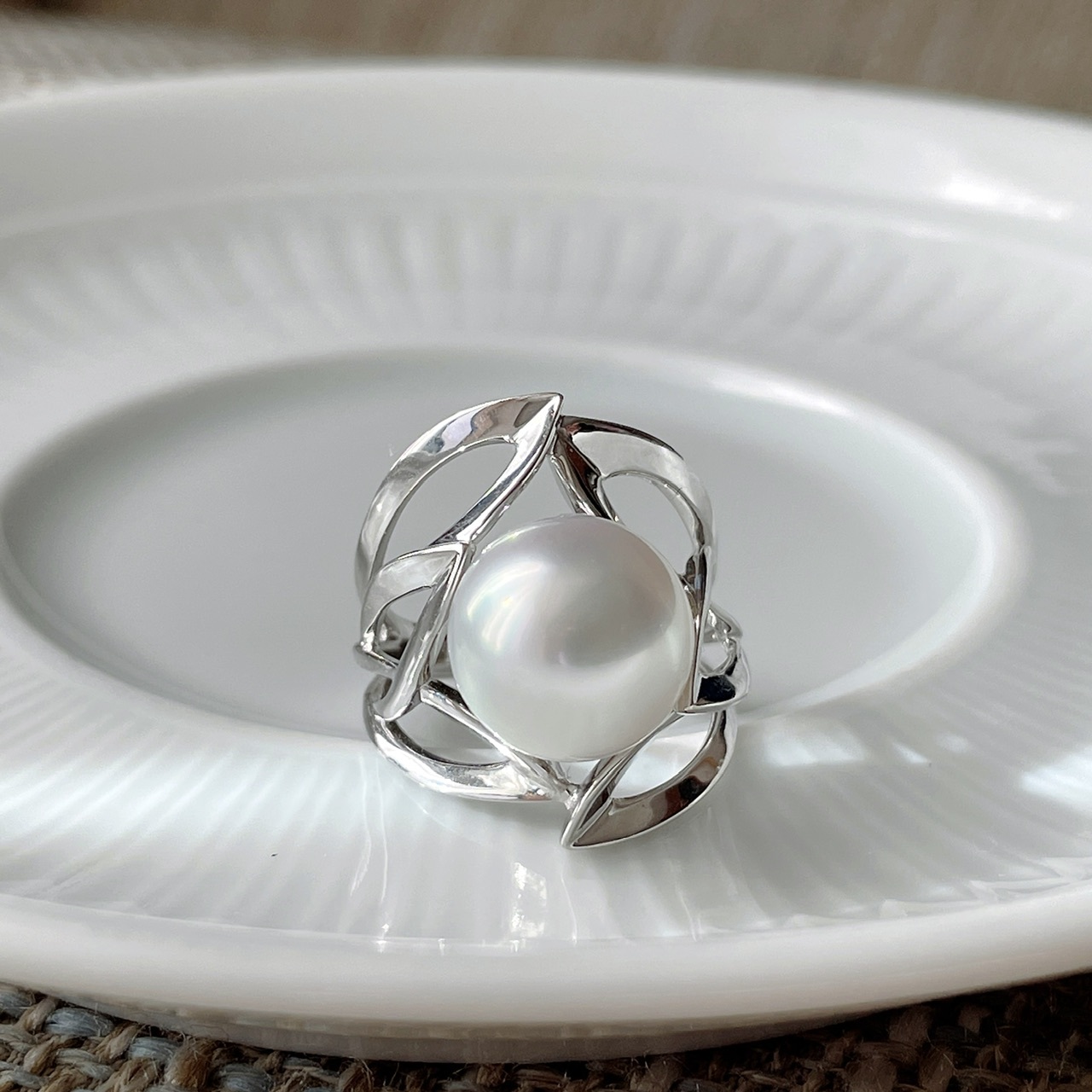 18K金鑲嵌澳白珍珠戒指 -木葉