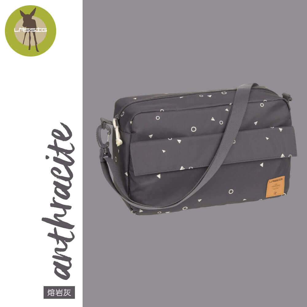 德國媽媽包No.1品牌,LASSIG讓媽媽包不只是媽媽包,兼具時尚與功能性,媽媽包也能小包時尚輕巧實用,外出更便利。可作側背、肩背或以推車掛勾掛在推車上