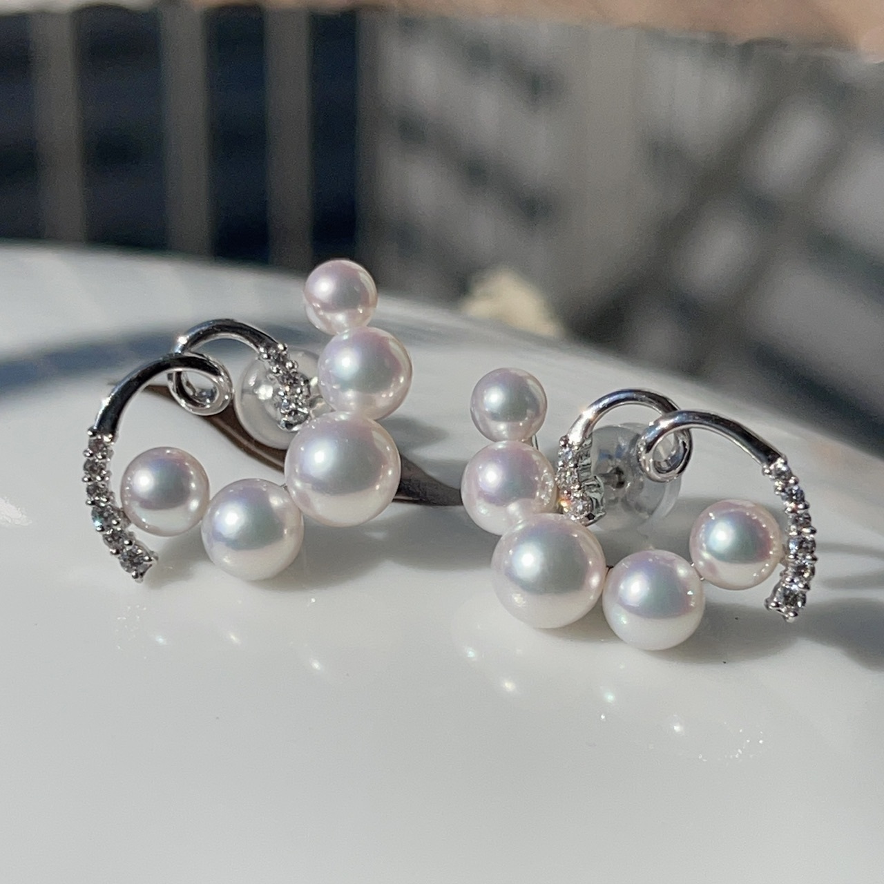 18K金鏡面日本AKOYA珍珠鑽石耳釘 - 律動曲線