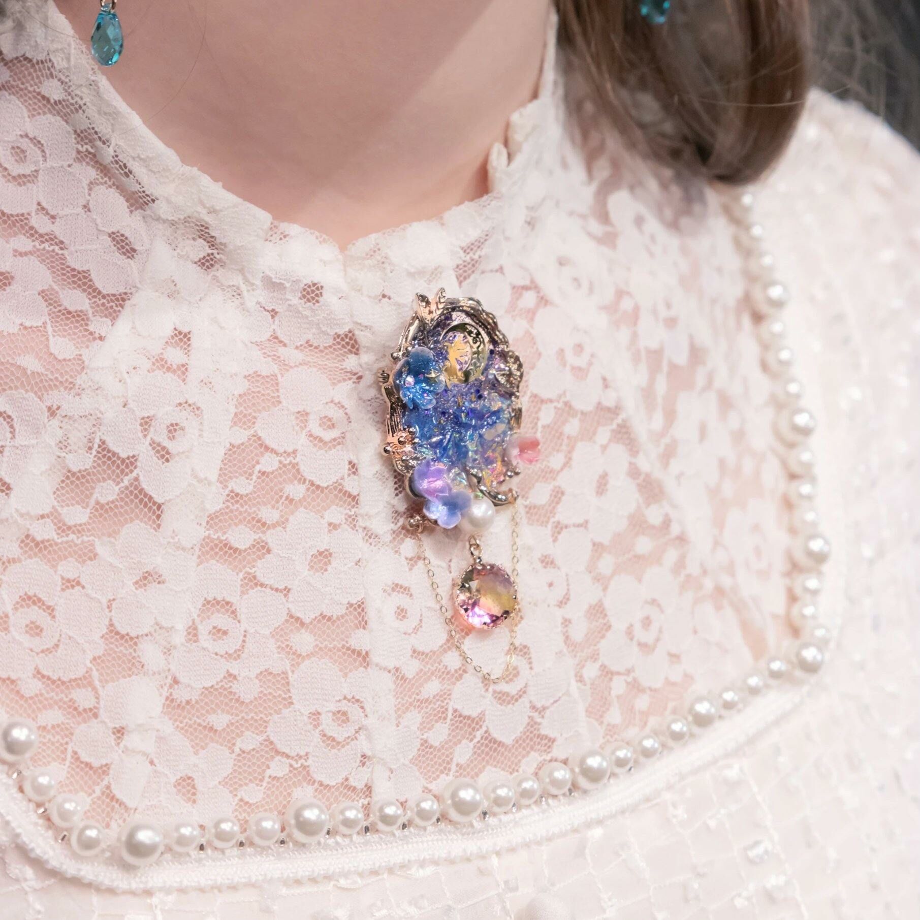 Cathedral Moonlight blending Gold-plated Brooch