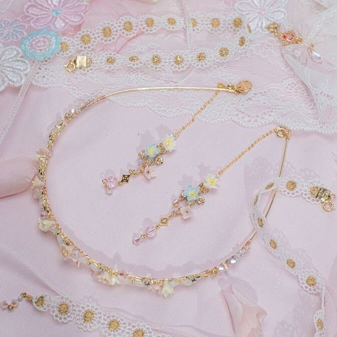 Deer's Telepathy Floral Tiara (with 3 Detachable Ribbon Dangle Set)