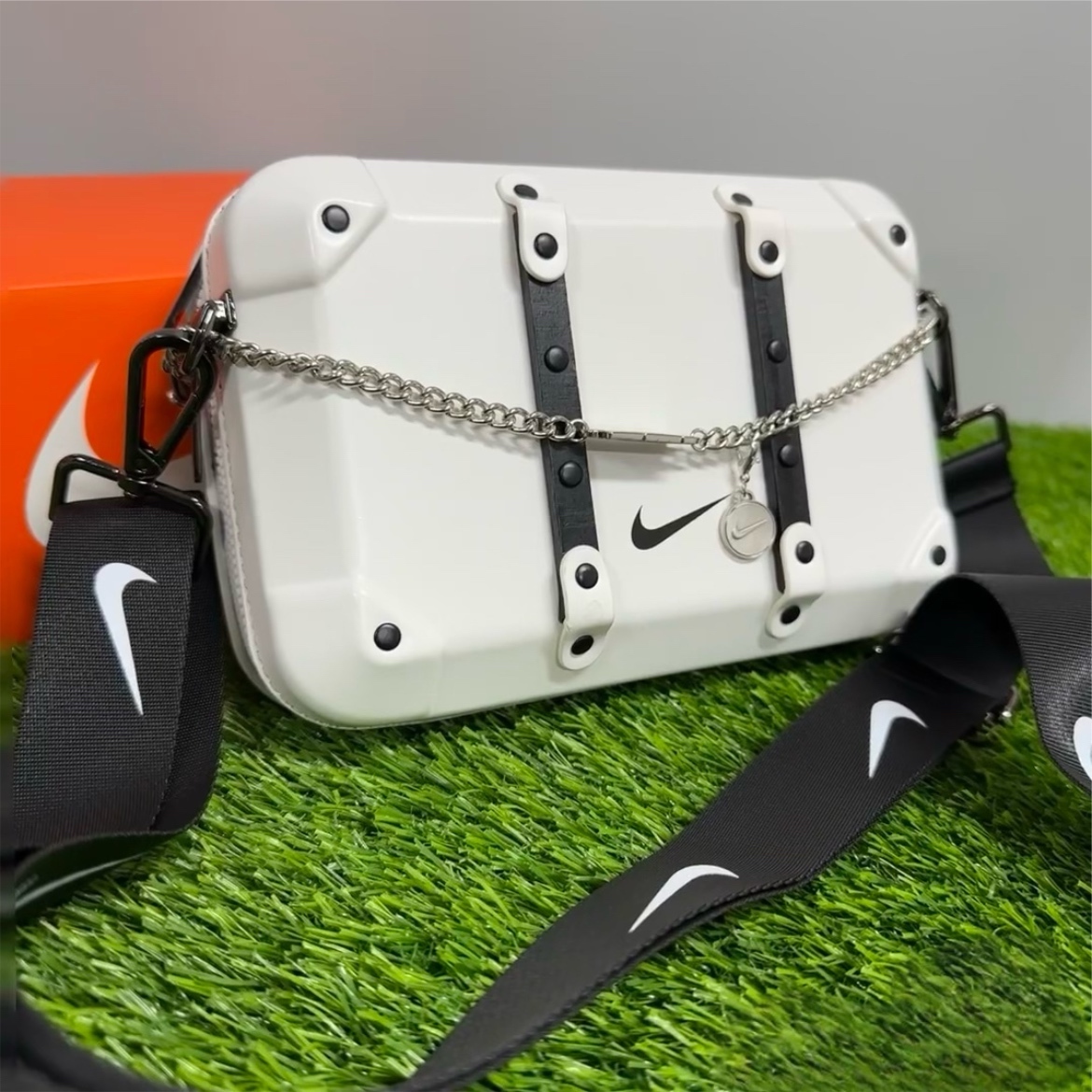 NIKE 鏈條包 硬殼小包 行李箱小包 項鍊吊飾 可調式背帶 側背包 黑//白