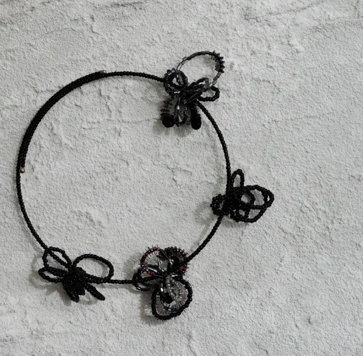 頸上星團的邀請函 - 黑