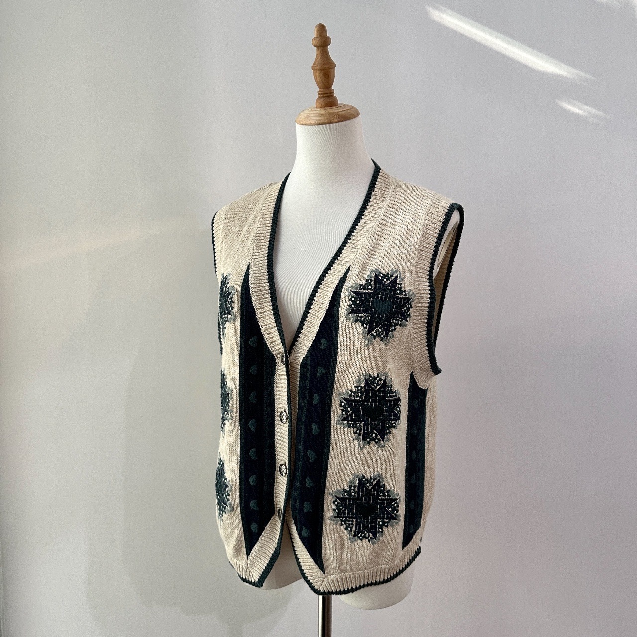 香港製 Christopher & Banks 手工刺繡背心毛衣