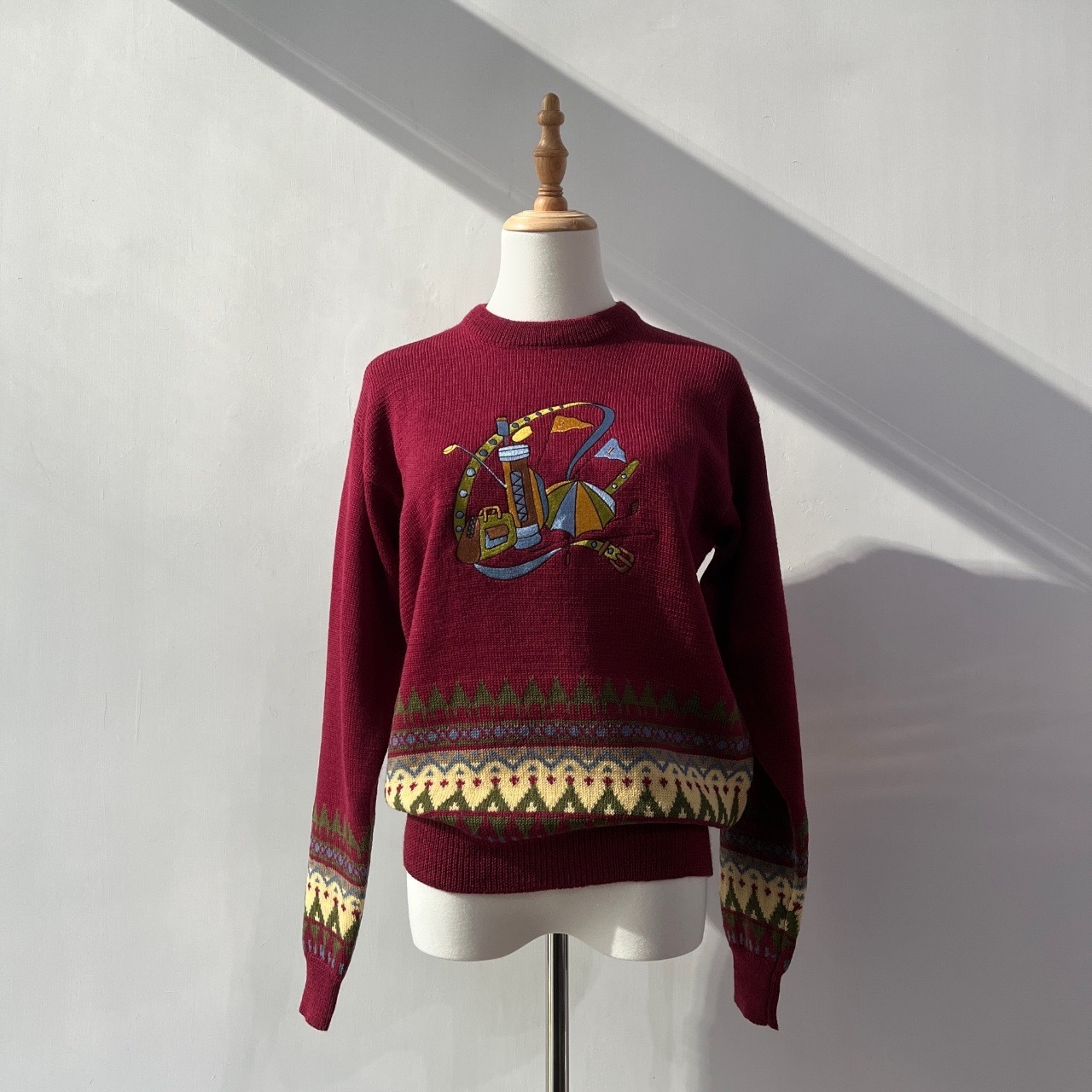 暗紅色高爾夫球用具刺繡圖案毛衣