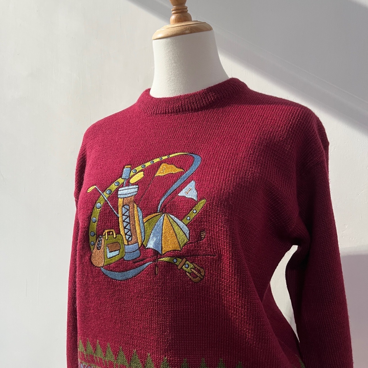 暗紅色高爾夫球用具刺繡圖案毛衣