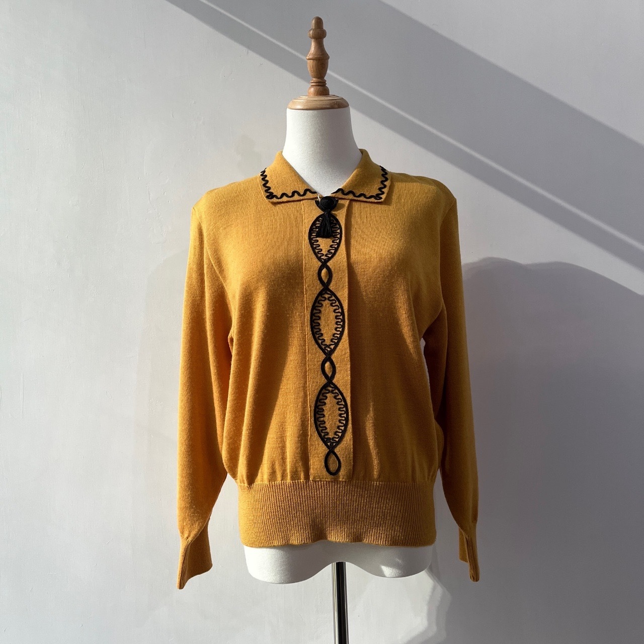 姜黃色配基因圖案薄身毛衣