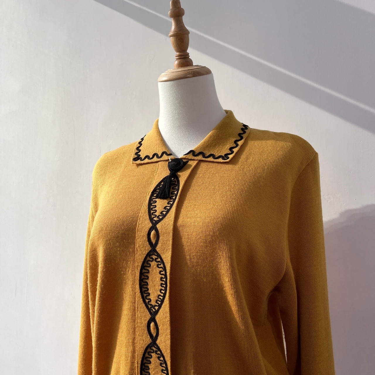 姜黃色配基因圖案薄身毛衣