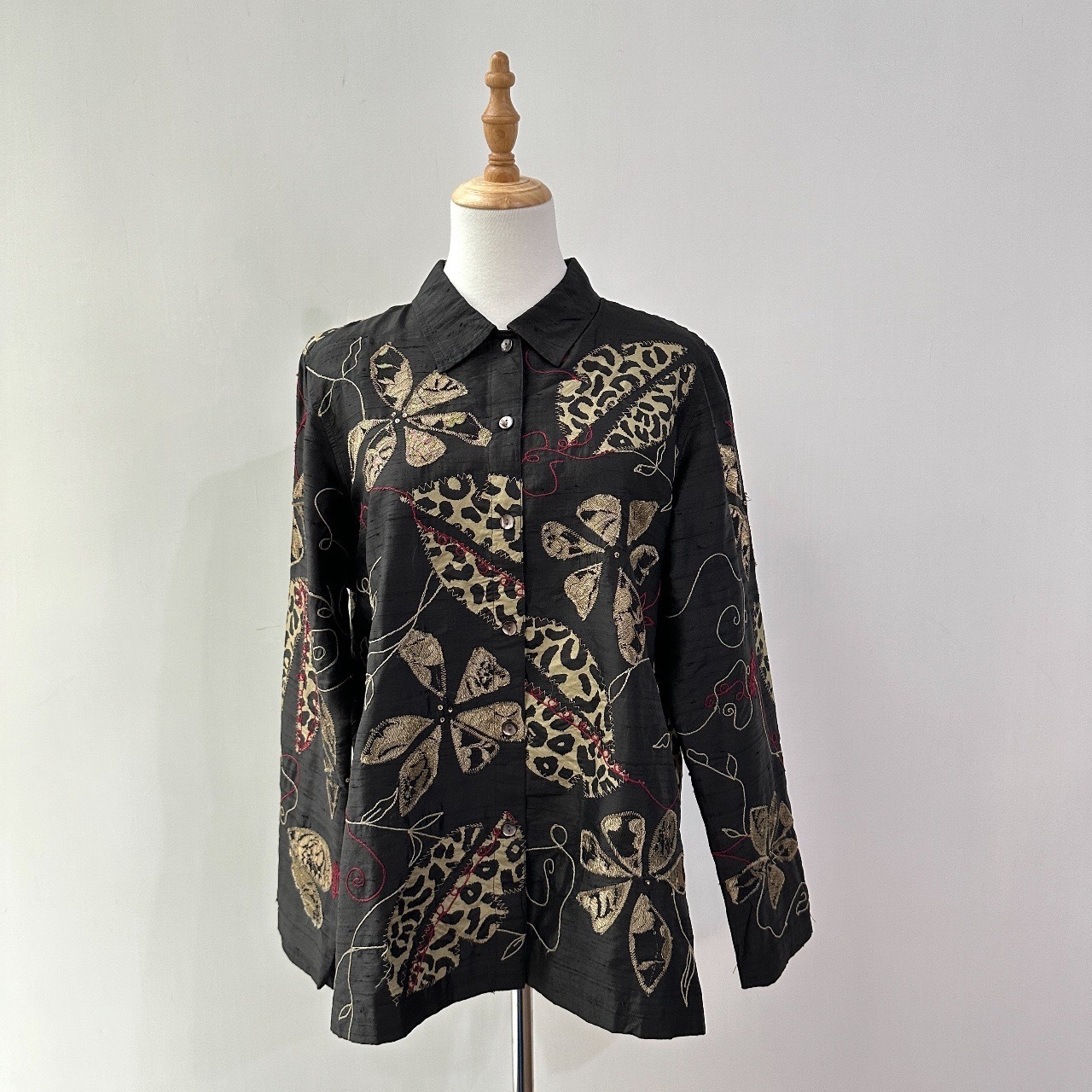 Laura Ashley 黑色叛逆感金線大花豹紋葉上衣