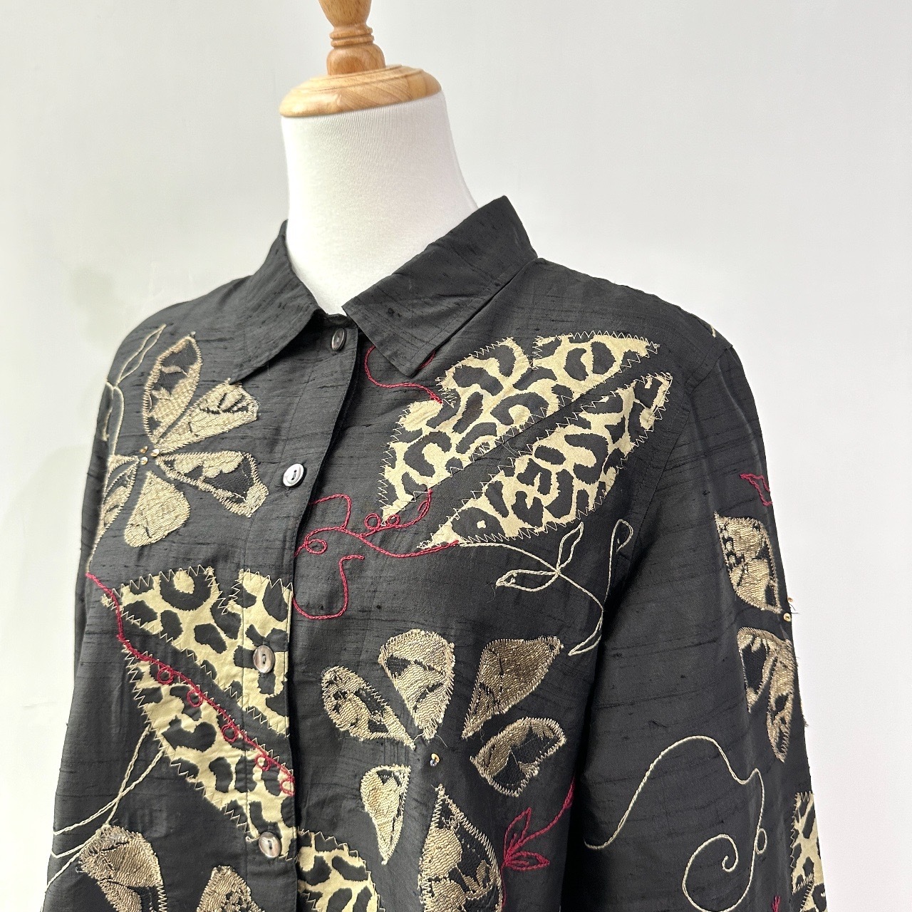 Laura Ashley 黑色叛逆感金線大花豹紋葉上衣