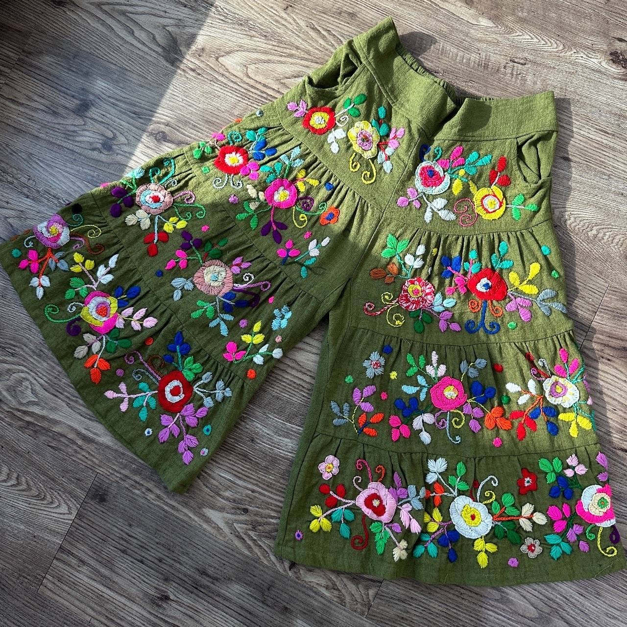 暗草綠繽紛彩色刺繡圖案闊褲