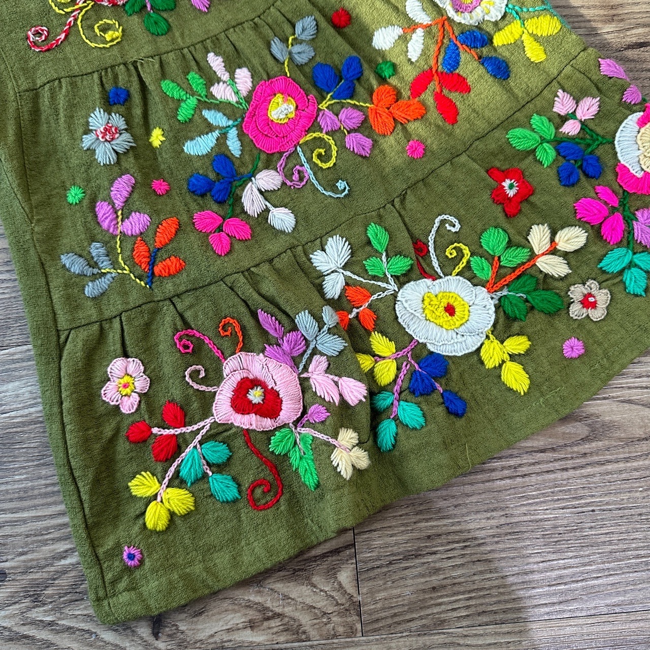 暗草綠繽紛彩色刺繡圖案闊褲