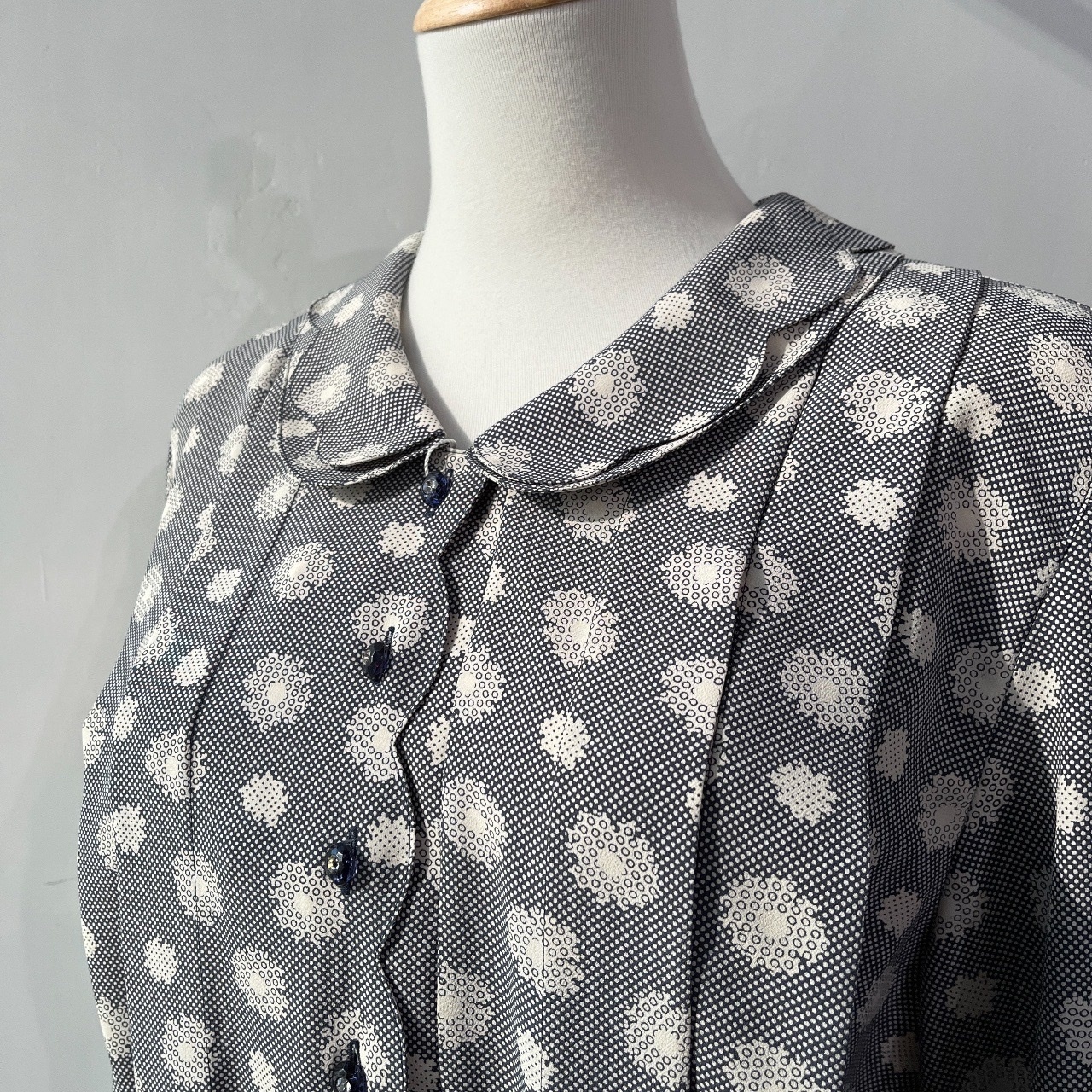 似冬甩又似餅乾配可愛領口上衣